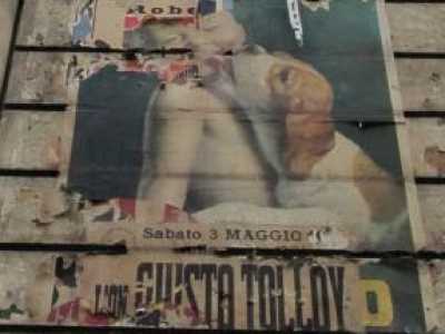 Il manifesto del bimbo con il cane al momento del rinvenimento: il sorriso del piccolo, presente su questa foto, oggi � completamente scomparso
